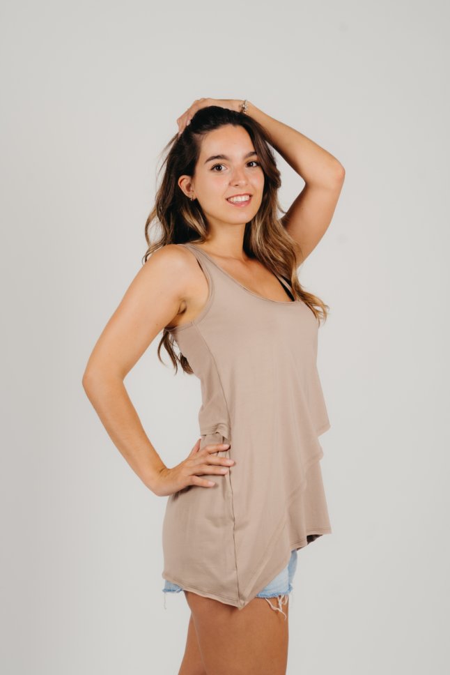 -Camiseta de tirantes en algodón Bambú en color Arena. - Imagen 3